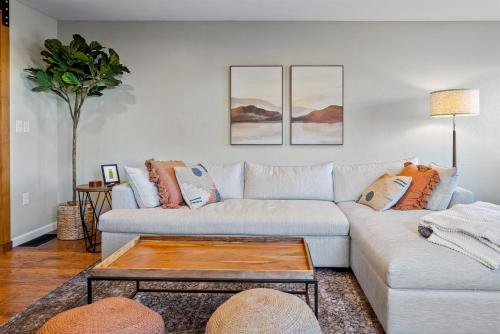 a living room with two couches and a coffee table at Templeton Creekside Cottage Walk to Downtown in Templeton
