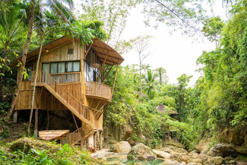 a tree house in the middle of a forest at Treehouse de Valentine in Balamban