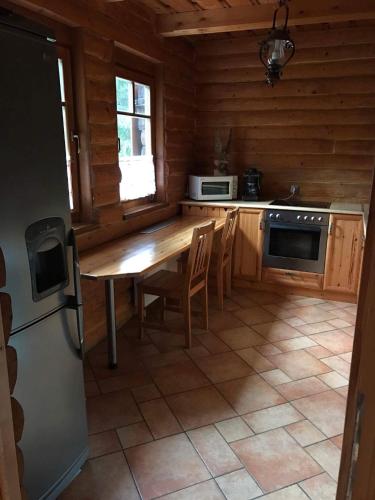 Una cocina o cocineta en Golomán Gerendaház és Vendégház