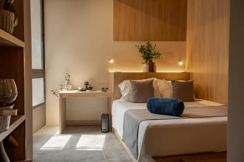 a small bedroom with a bed and a table at beminimal jardines in Medellín