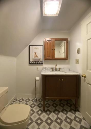 a bathroom with a sink and a toilet at Sleeping Sailor in Camden