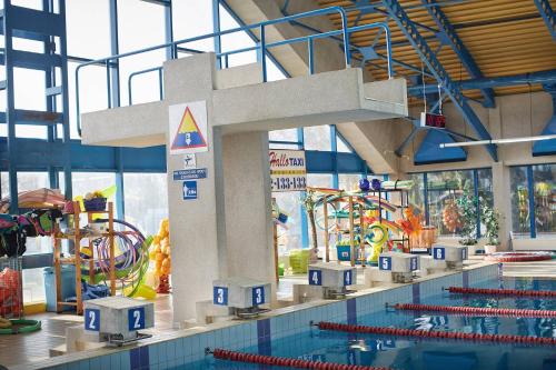 a large indoor swimming pool with a water park at Hotel Włókniarz in Pabianice