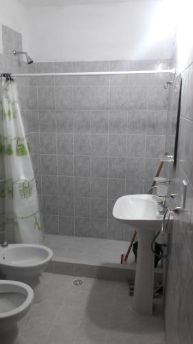 ラス・トニナスにあるMajomi Las Toninasのバスルーム(トイレ2つ、シンク、シャワー付)