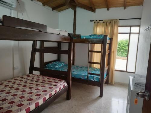 two bunk beds in a room with a window at Serena Grau in San Antero