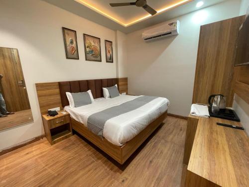 a bedroom with a bed in a room at Hotel jbs inn in Jaipur