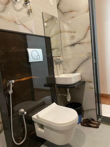 a bathroom with a toilet and a sink at Hotel jbs inn in Jaipur