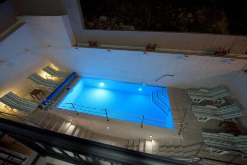 an overhead view of a swimming pool in a building at Apartments Villa Tomislav in Brela