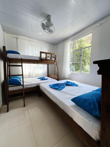 two bunk beds in a room with a window at Hotel villa dulce campestre in Melgar