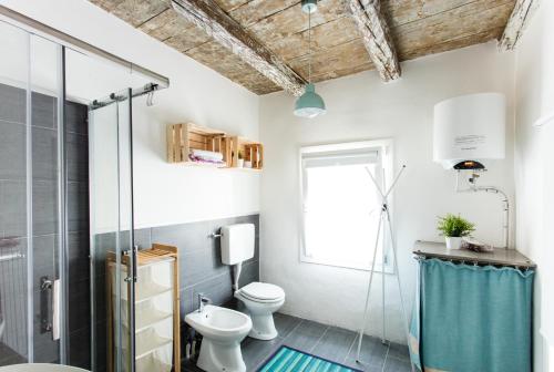 Crespano del GrappaにあるAppartamento Montegrappaのバスルーム(ガラス張りのシャワー、トイレ付)