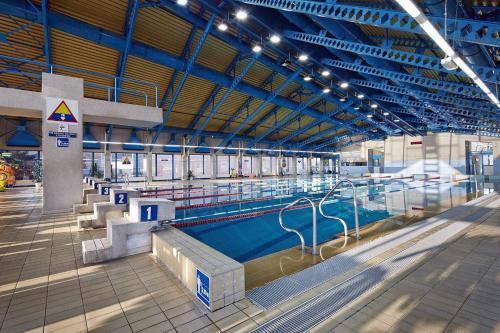 a large indoor swimming pool in a building at Hotel Włókniarz in Pabianice