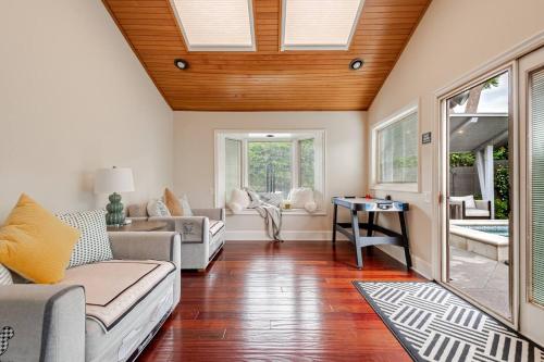 a living room with a couch and a table at Amazing days Spa Pool Villa near Disney & Beaches in Placentia