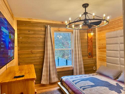 a bedroom with a bed and a window at Charming vacation nest in Sevierville