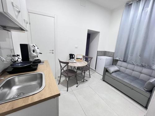 Affittacamere Guesthouse Spaccanapoli in Historical Center near to Garibaldi Central Station
