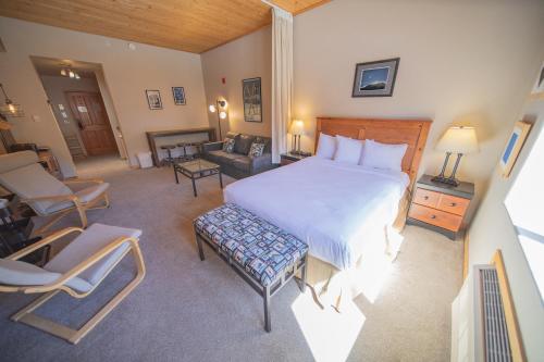 a bedroom with a large bed and a living room at Gateway Lodge 5054 by SummitCove Lodging in Colorado in Keystone