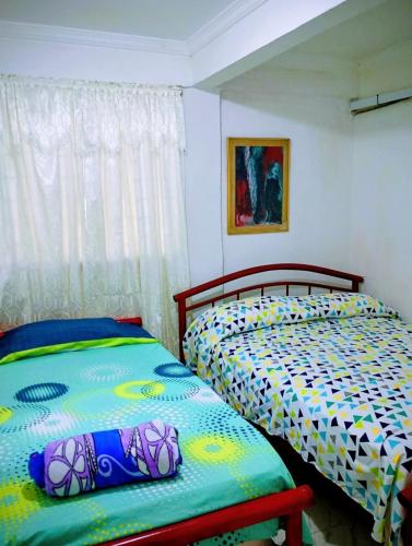two beds sitting next to each other in a bedroom at Cabaña Villa Gabi in San Antero