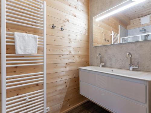 a bathroom with a sink and a mirror at Rattendorf 11B in Rattendorf