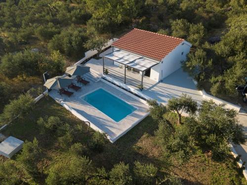Family friendly house with a swimming pool Makarska - 25825