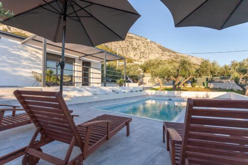 Family friendly house with a swimming pool Makarska - 25825
