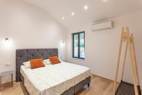 Family friendly house with a swimming pool Makarska - 25825
