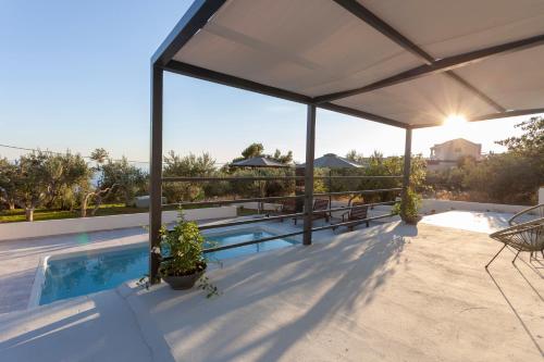 Family friendly house with a swimming pool Makarska - 25825