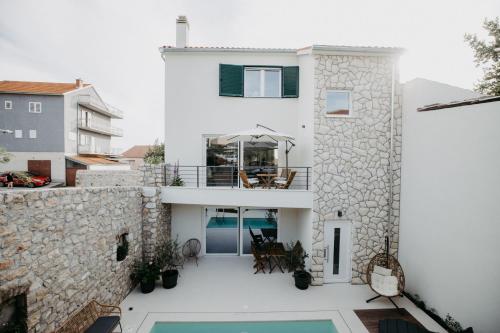 Apartments with swimming pool Sibenik - 25853