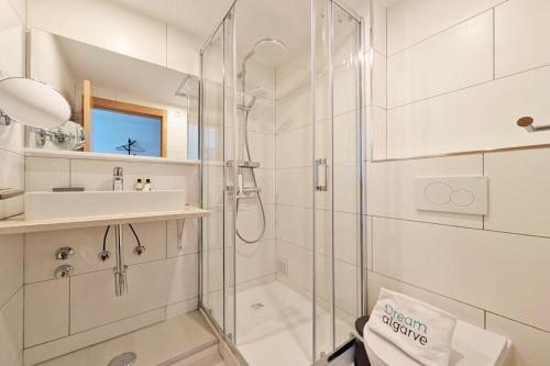 B06 - Top-Floor Marina 2 Bed Apartment