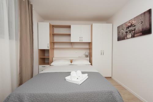 Apartments with parking space Makarska - 25826