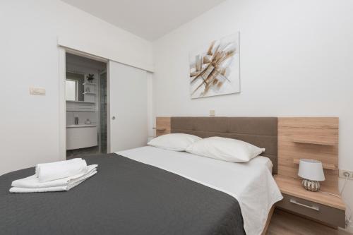 Apartments with parking space Makarska - 25826