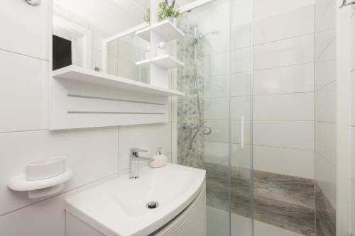 Apartments with parking space Makarska - 25826