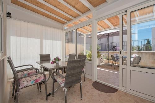 Apartments with parking space Makarska - 25826