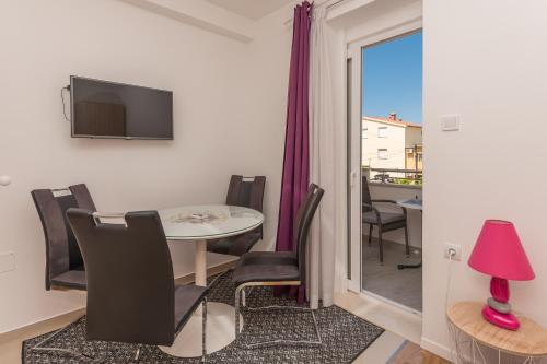 Apartments with parking space Makarska - 25826