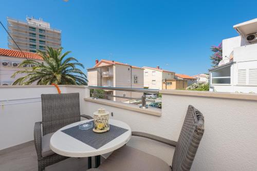 Apartments with parking space Makarska - 25826