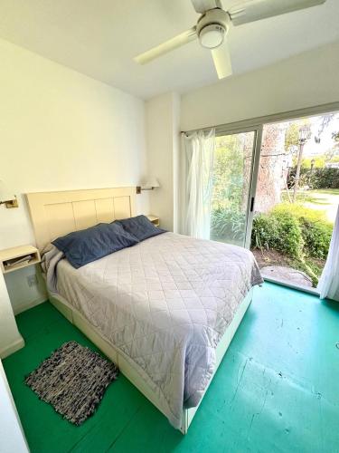 a bedroom with a bed and a large window at Diva gues del Pereyra Sur in Villa Elisa