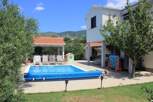Family friendly house with a swimming pool Plano, Trogir - 25953
