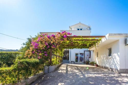 Holiday house with a swimming pool Slatine, Ciovo - 25829