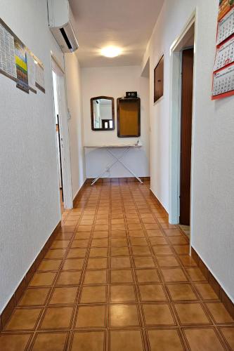 Apartments with parking space Banjol, Rab - 25967