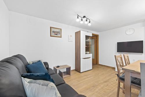 Apartments with parking space Novigrad - 25957