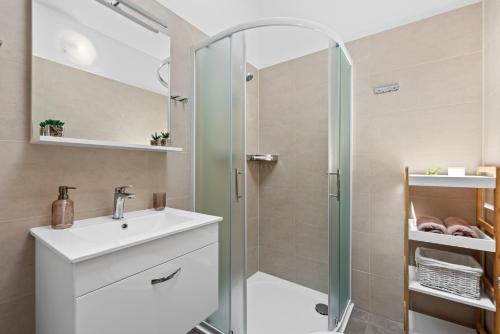Apartments with parking space Novigrad - 25957