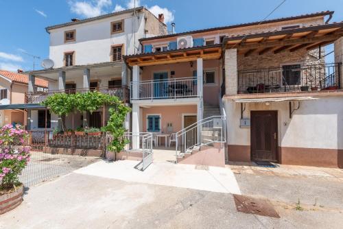 Apartments with parking space Novigrad - 25957