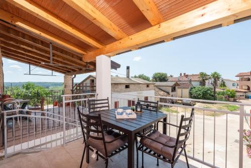 Apartments with parking space Novigrad - 25957