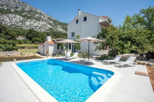 Family friendly house with a swimming pool Gata, Omis - 25678