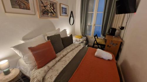 Center ,1minute gare Montparnasse ,rue de Renne 6 eme, close to Eifel tour ,Notre Dame and Louvre meusm,aoesome place ,good for trip