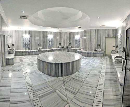 um quarto com um salão de cabeleireiro com uma mesa redonda em Ozpark Hotel em Aksehir