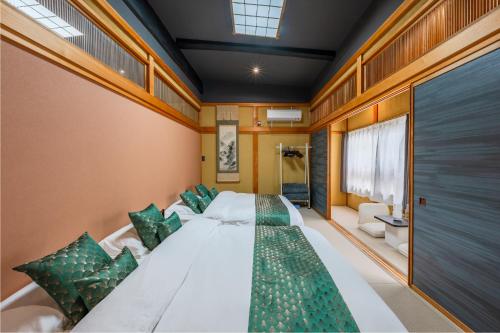 T302 Elegant Private Villa Near Hie Shrine Sleeps 13
