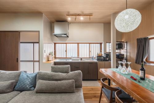 T302 Elegant Private Villa Near Hie Shrine Sleeps 13