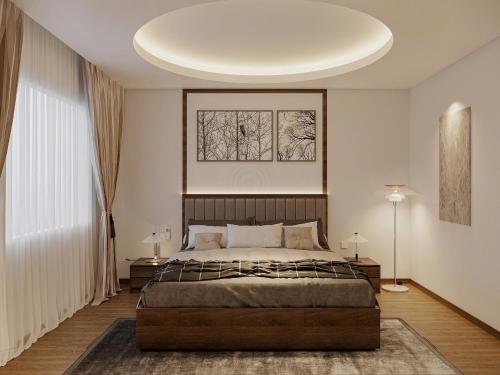 ein Schlafzimmer mit einem großen Bett und einer weißen Decke in der Unterkunft Halora Ten Lua Hotel in Ho-Chi-Minh-Stadt