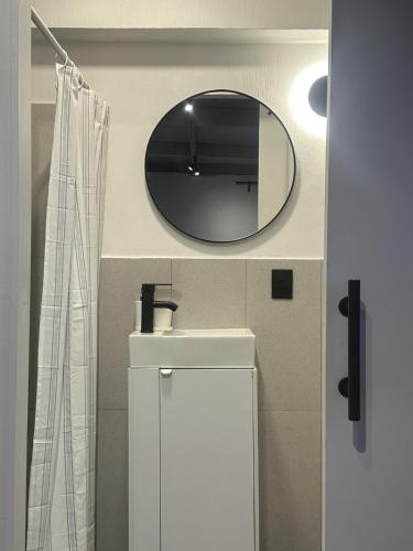 a bathroom with a mirror and a white sink at Casa Elisa - Expiatorio in Guadalajara