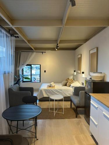 a room with a bed and a table and chairs at Casa Elisa - Expiatorio in Guadalajara
