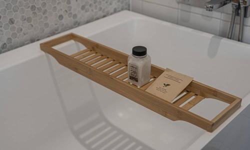 a bottle of alcohol sitting on the side of a bath tub at 대구 2월 호텔 동성로점 in Daegu