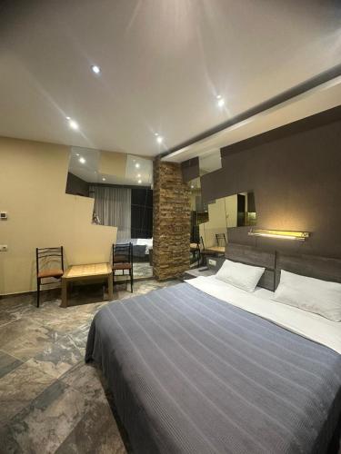 una camera da letto con un grande letto in una stanza di hotel Labyrinth pool a Tbilisi City
